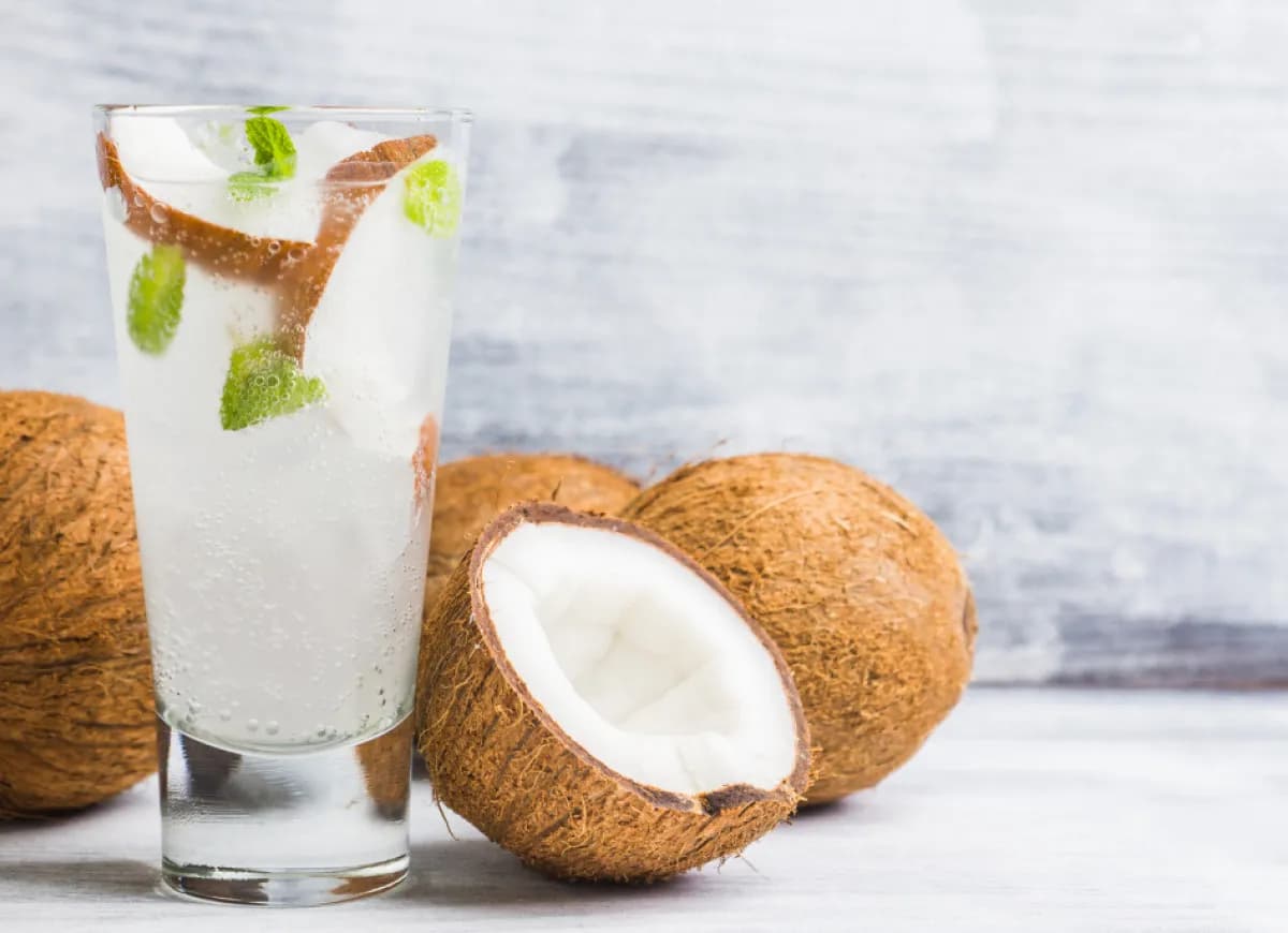 Pyszne drinki kokosowe z wódką – proste przepisy na letnie orzeźwienie