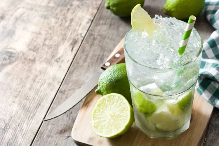 Najlepsze przepisy na drinki z cachaça, które musisz spróbować