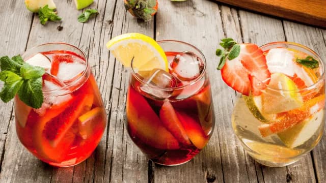 Najlepsze przepisy na drinki z energetykiem, które zachwycą Twoich gości