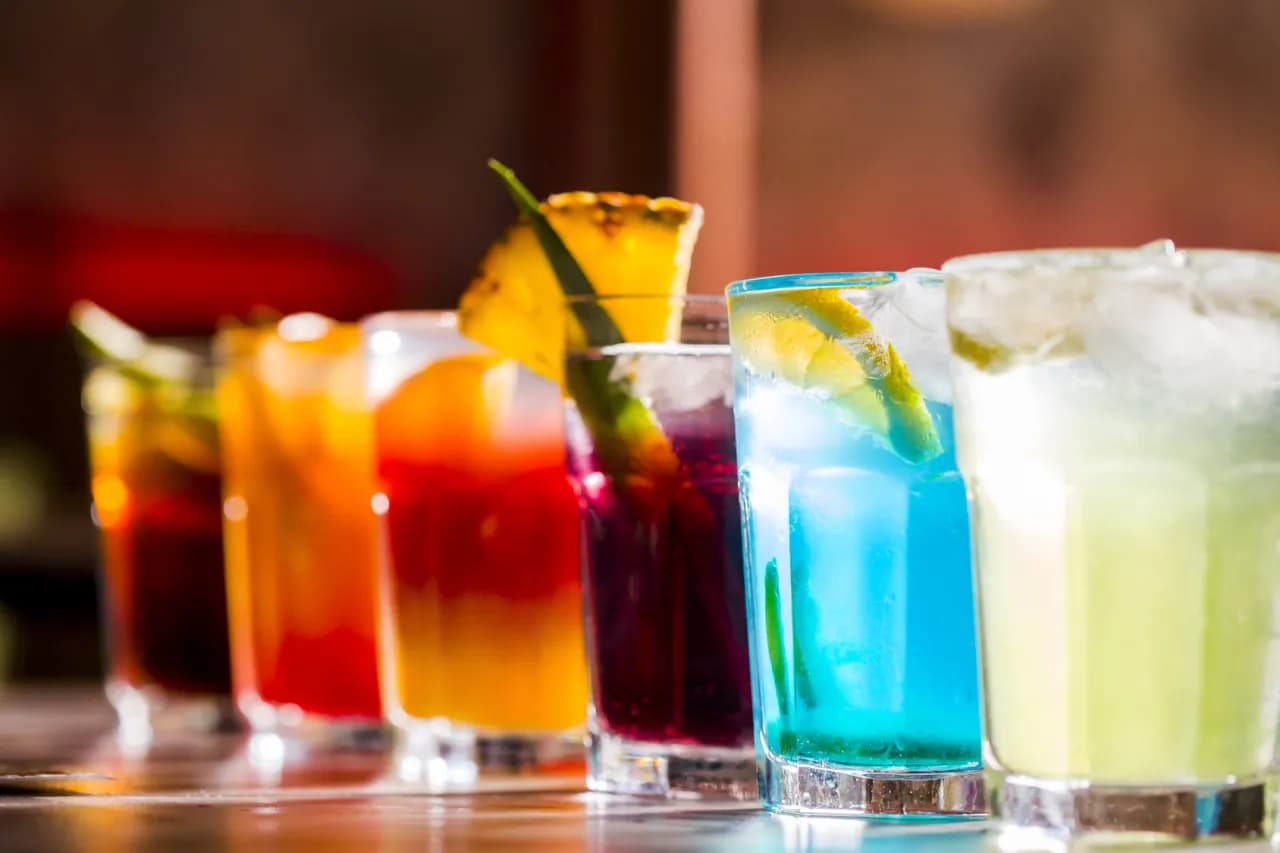 Proste przepisy na drinki – jak zrobić pyszny drink w domu