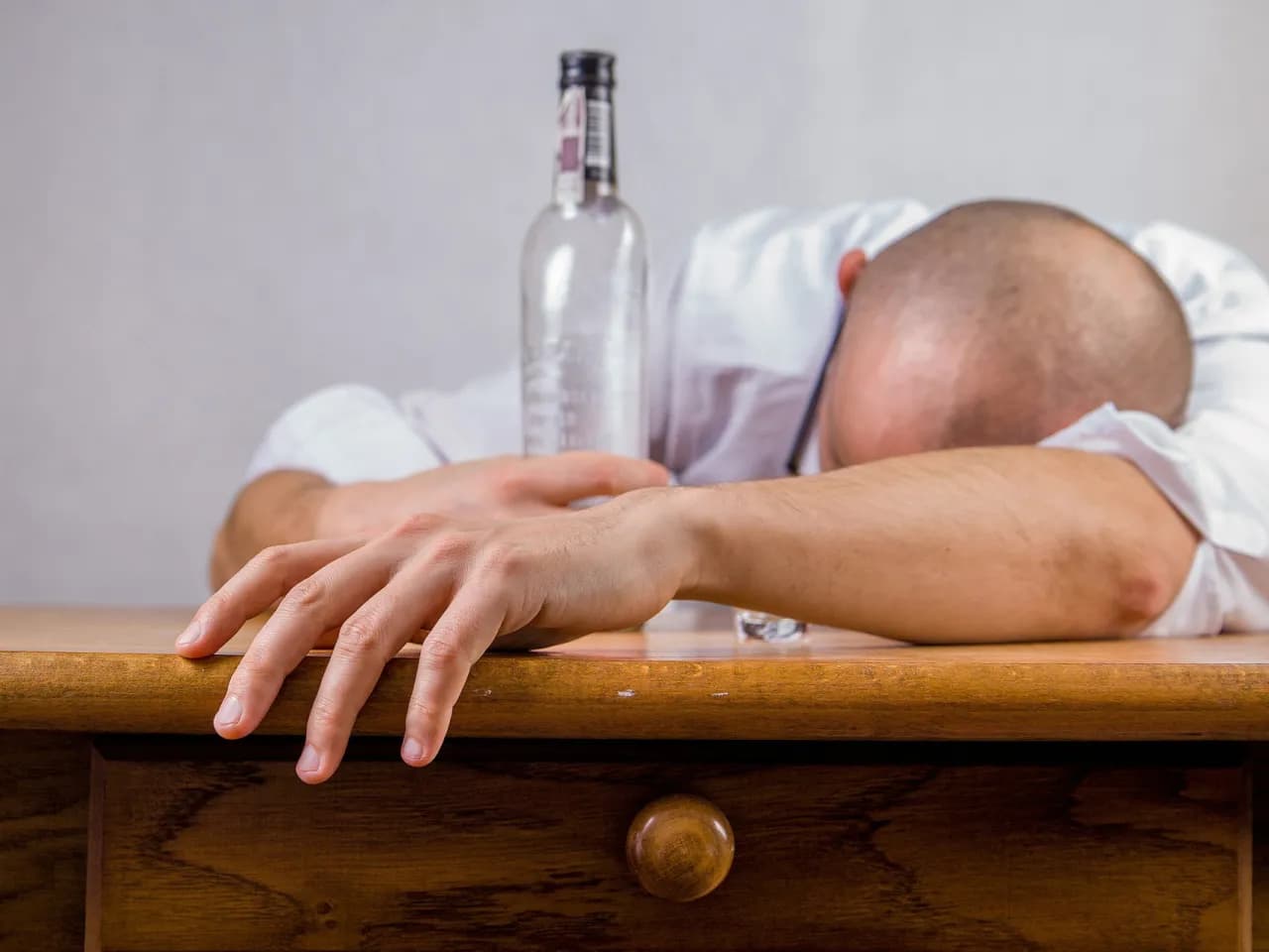 Czy picie codziennie drinka to alkoholizm? Oto, co musisz wiedzieć