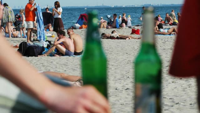 Czy można pić piwo na plaży? Oto co musisz wiedzieć o przepisach