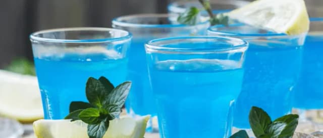 Jak zrobić niebieskiego drinka - proste przepisy na kolorowe koktajle