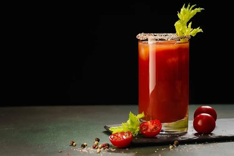 Pyszny drink z sokiem pomidorowym: przepis na Krwawą Mary i wariacje