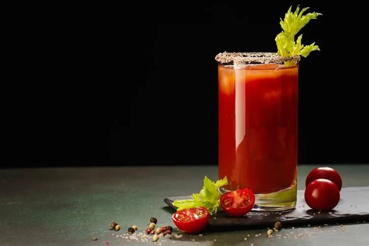 Pyszny drink z sokiem pomidorowym: przepis na Krwawą Mary i wariacje