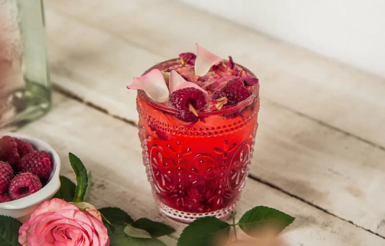 Pyszne drinki z syropem malinowym, które zaskoczą Twoich gości