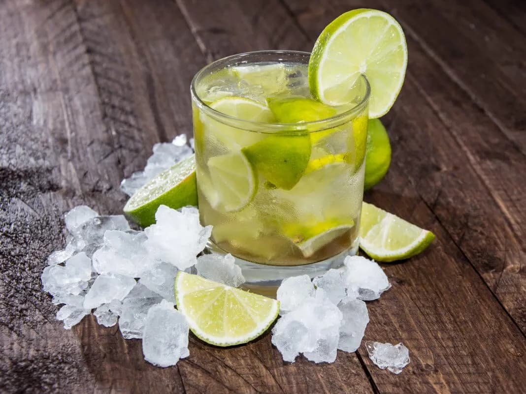 Najlepsze przepisy na drinki z cachaça, które musisz spróbować