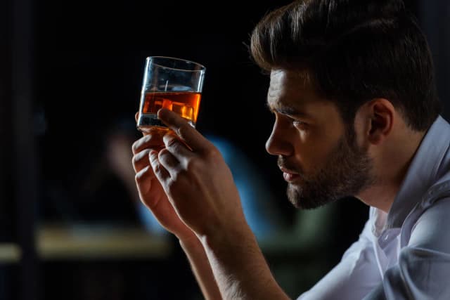 Z czym whisky? Odkryj najlepsze połączenia i smaki, które zaskoczą