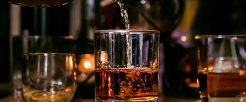 Ile gram alkoholu w kieliszku wódki? Zaskakujące fakty, które musisz znać